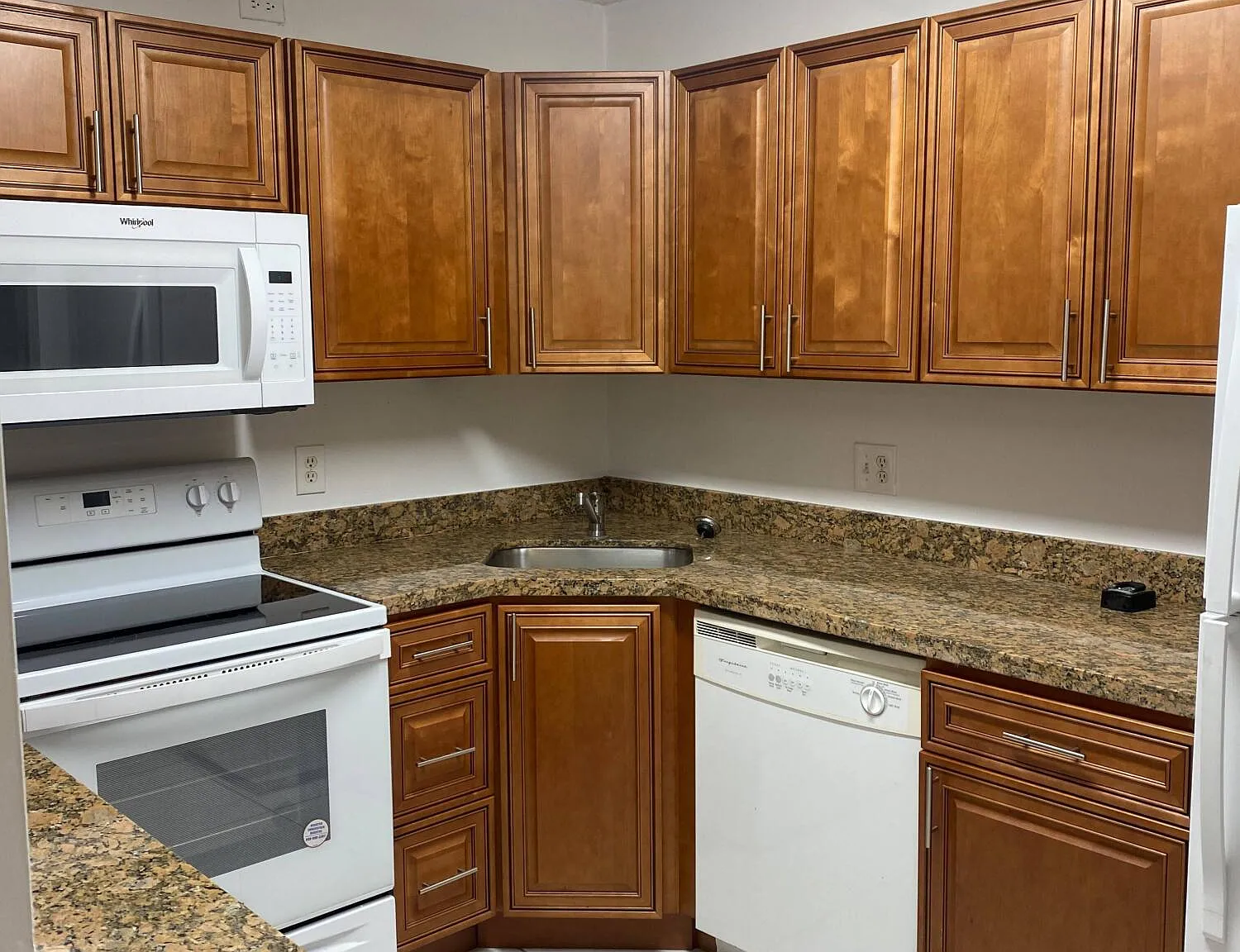 2 bed, 1.0 bath, 991 sqft, $1,900 — Photo 2