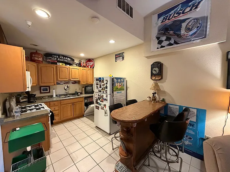 436 Thayer St — Photo 2