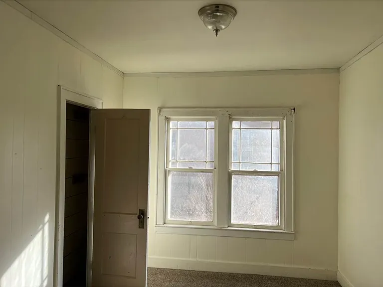327 N Austin Ave — Photo 2