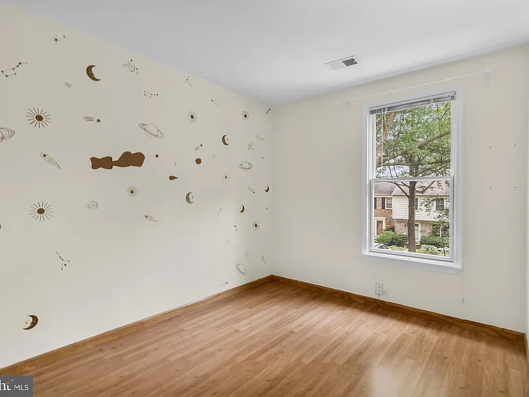 606 Northcliffe Dr — Photo 18