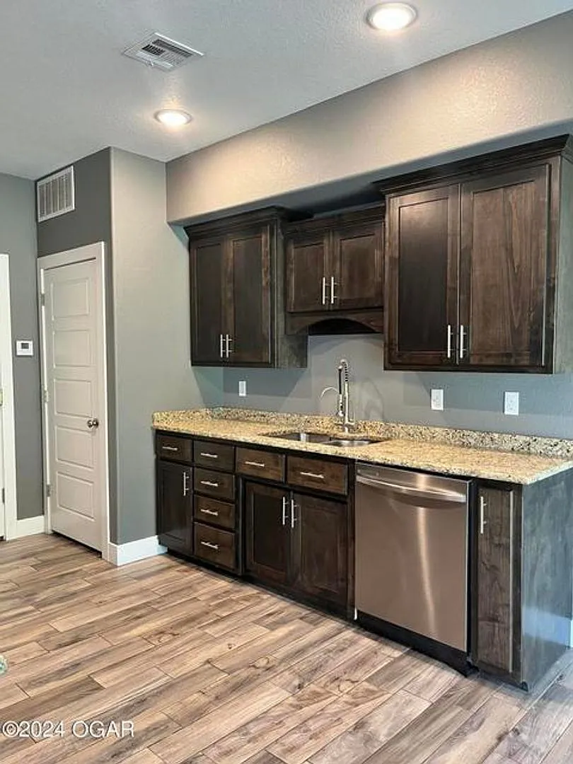 4 Bedroom 2.5 Bathroom Duplex — Photo 4