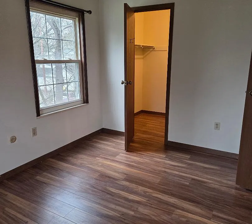 LARGE BEDROOM WITH WALK-IN CLOSET