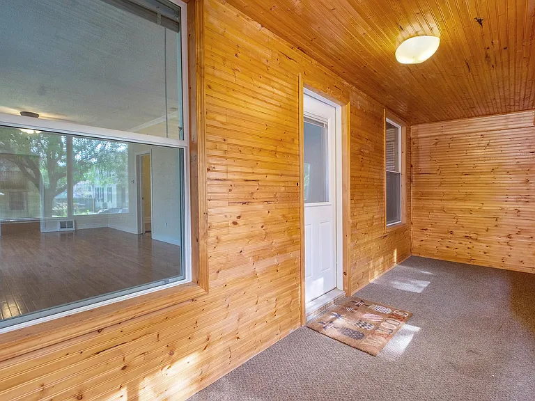 960 Pine Ave NW — Photo 2