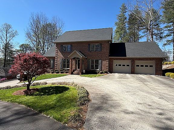 2nd image of 236 Robinwood Cir NE