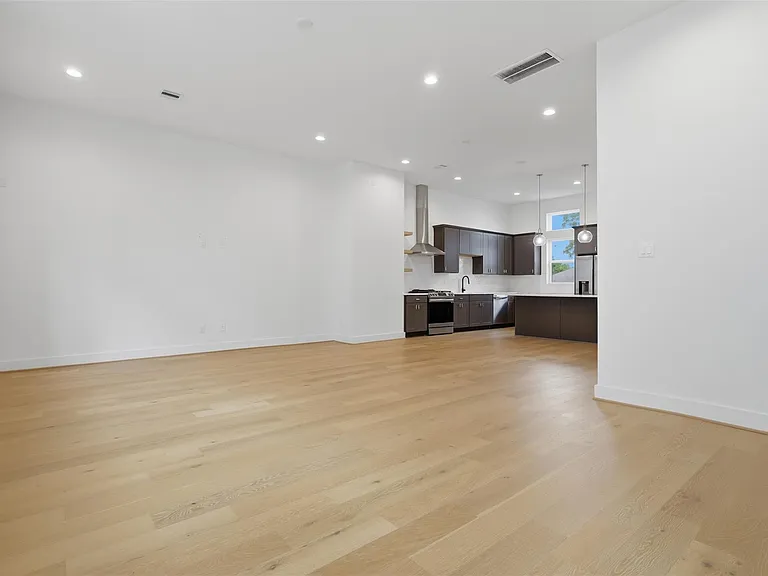 326 Eastwood St — Photo 8