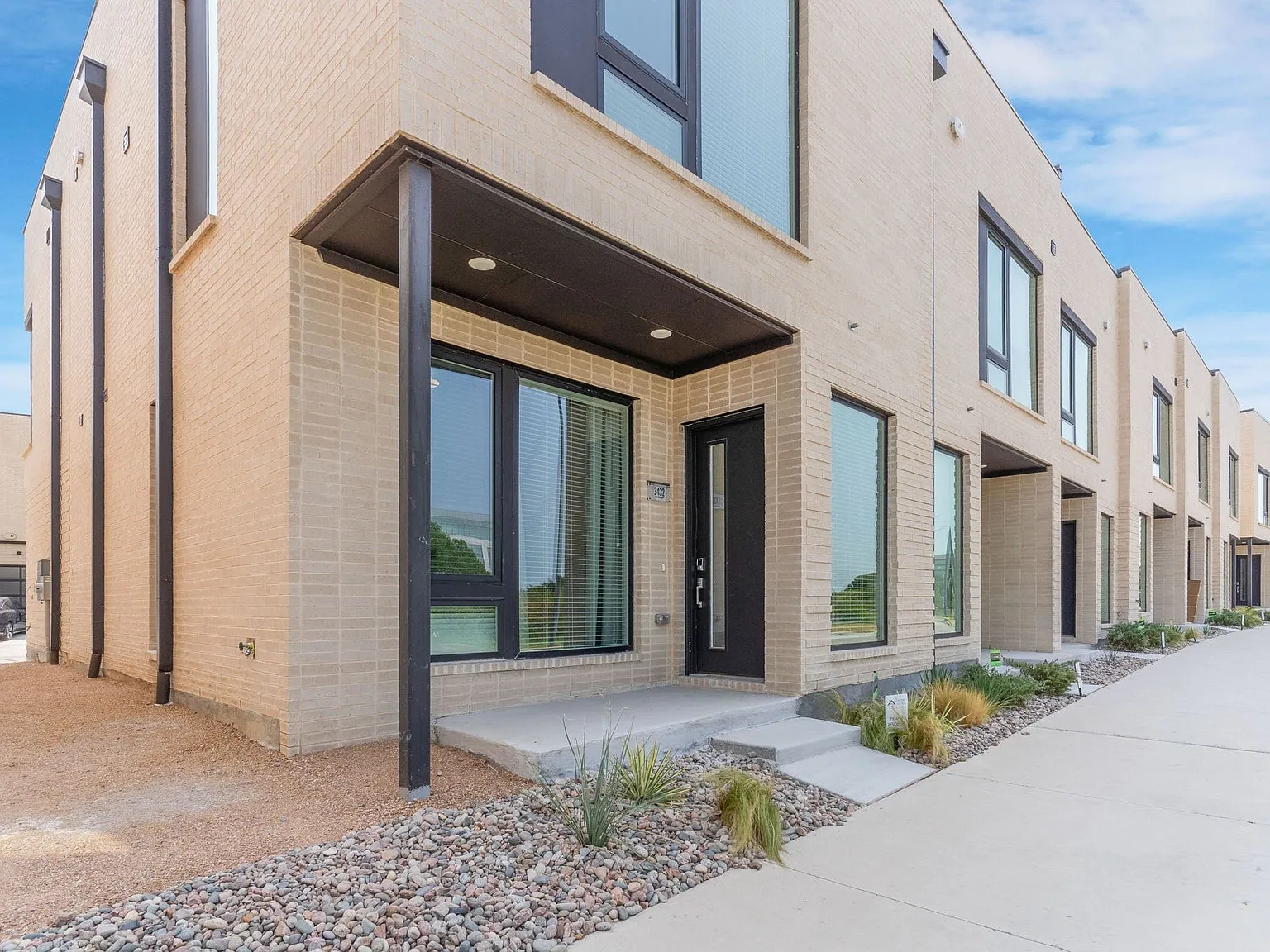 2 bed, 2.5 bath, 1576 sqft, $3,300 — Photo 3