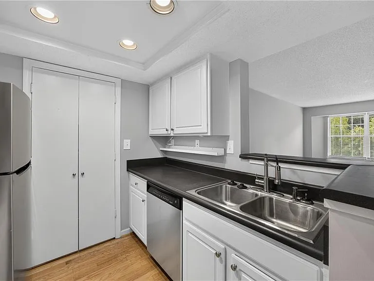 1021 Chastain Park Ct NE — Photo 7