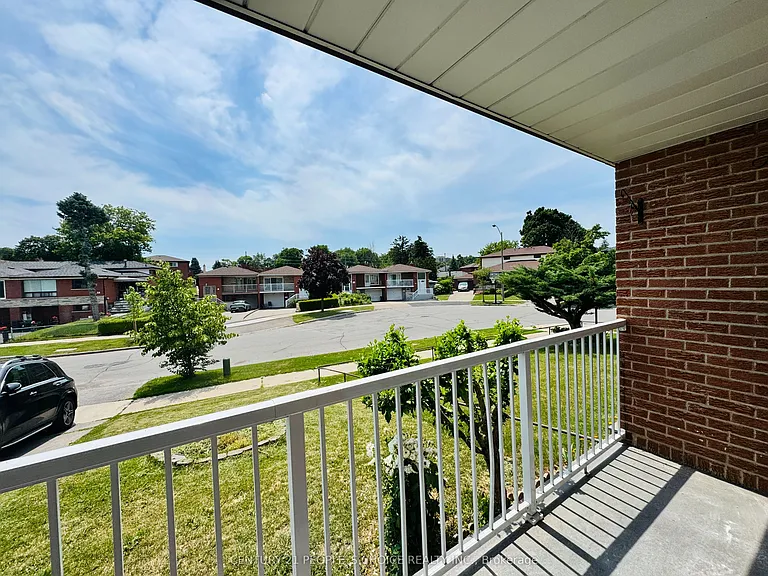 29 Dellbrook Cres — Photo 2