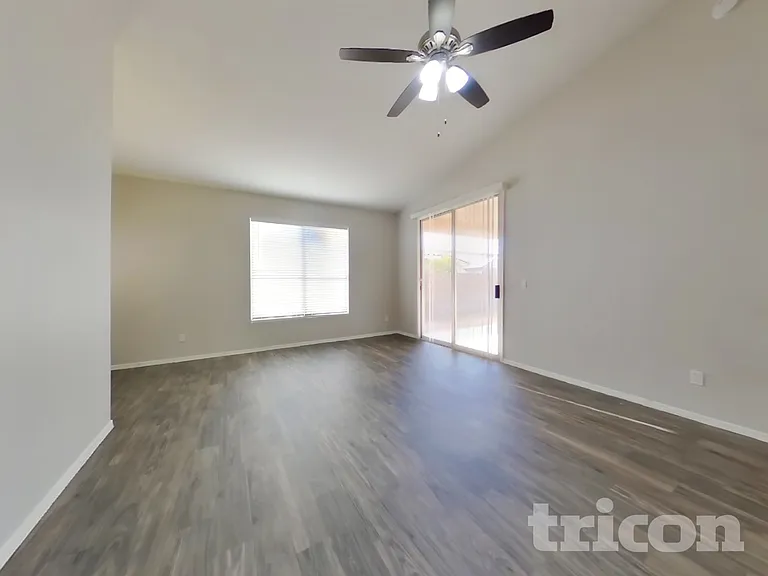 8961 W Kathleen Rd — Photo 2