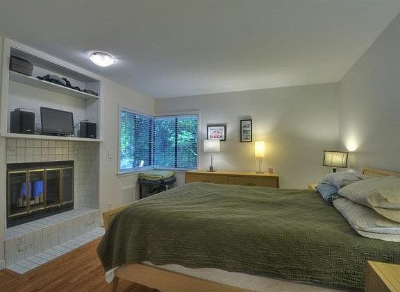 4th image of 1302A Greenwood Ave