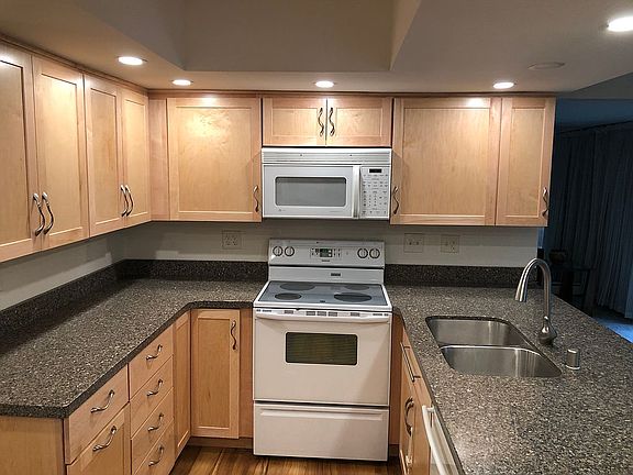 New kitchen w maple cabinets