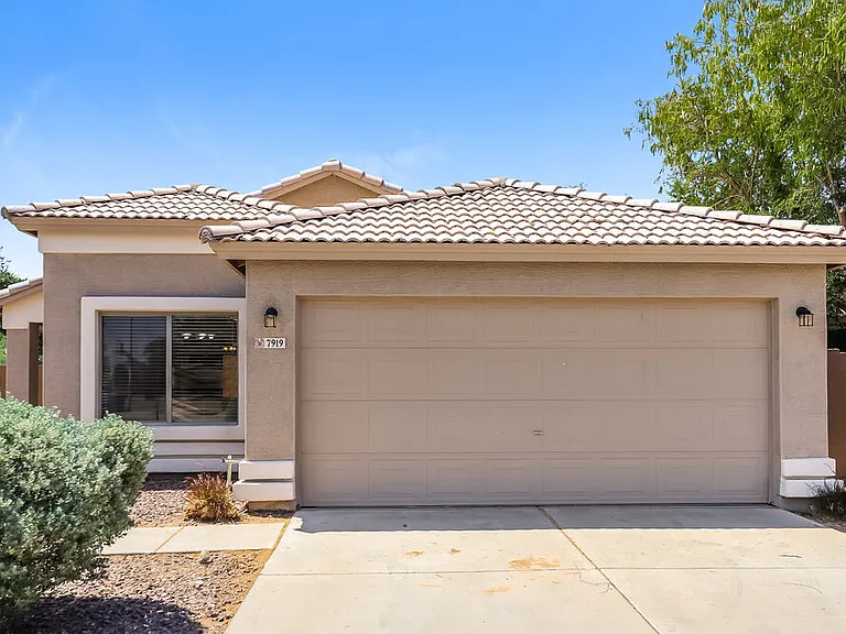 7919 W Magnolia St — Photo 1