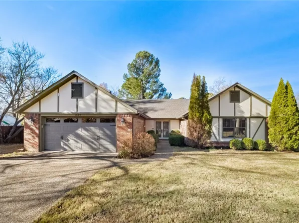 1307 E Wimbledon Pl, Fayetteville, AR 72703