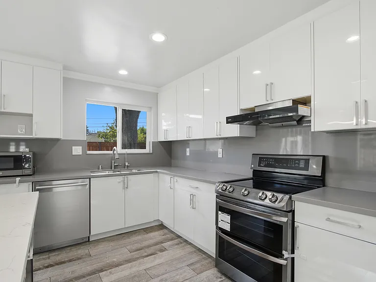 12610 Paseo Flores — Photo 9
