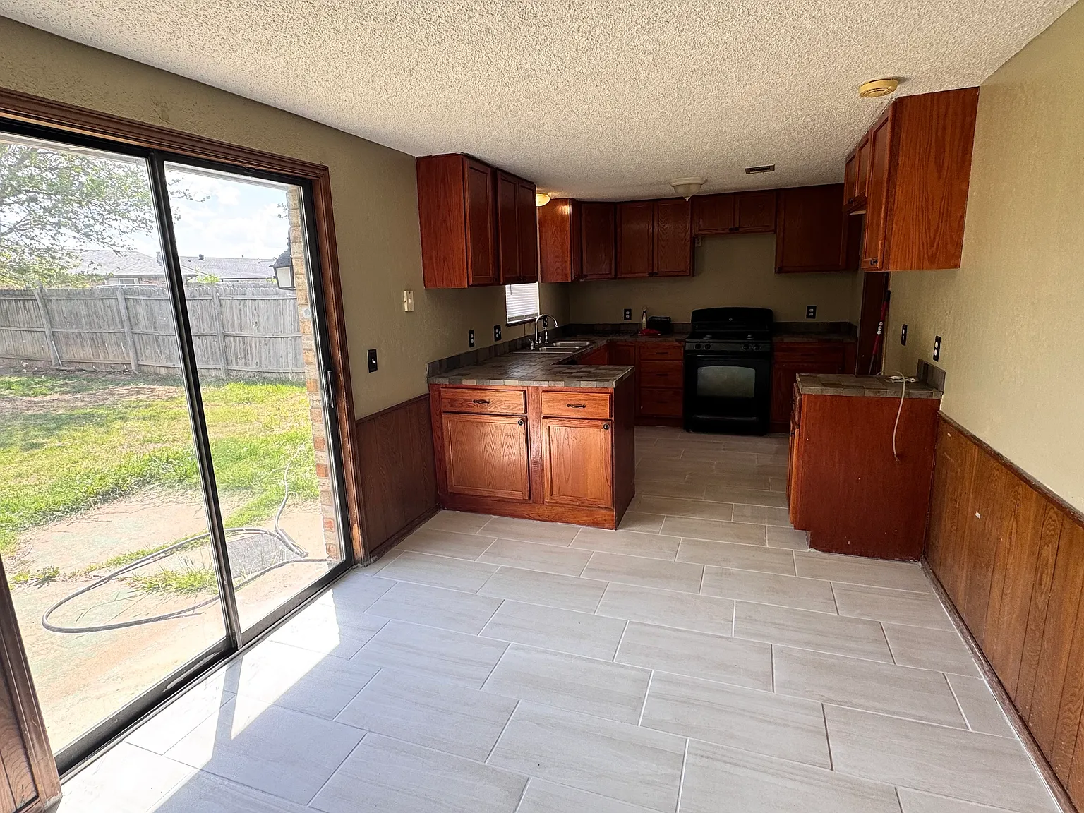 3 bed, 1.5 bath, 1120 sqft, $1,300 — Photo 2