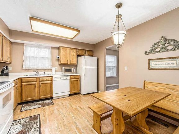 3rd image of 3293 Parkbrook Dr
