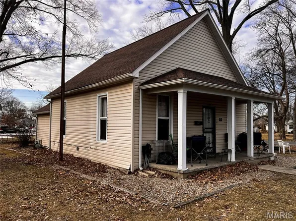 1002 S Maple St, Centralia, IL 62801