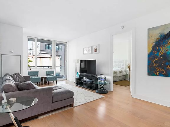 2nd image of 5-19 Borden Ave #2D