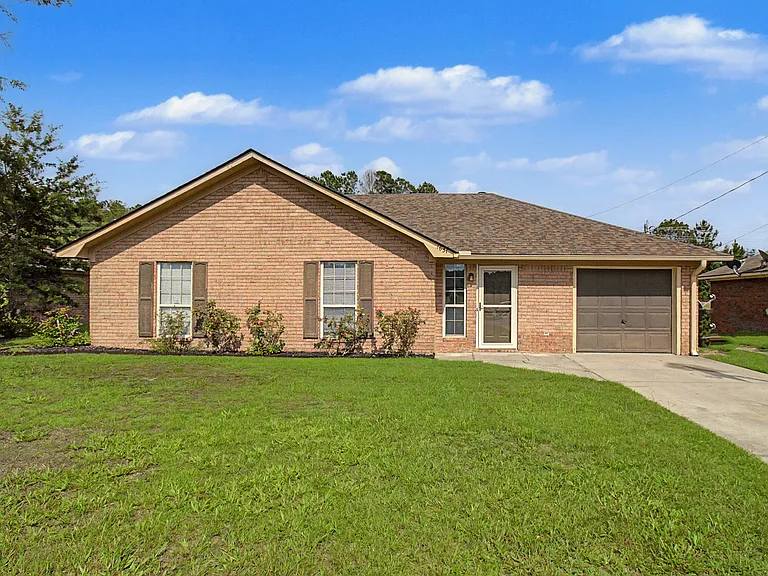 1651 Latham Ct — Photo 1