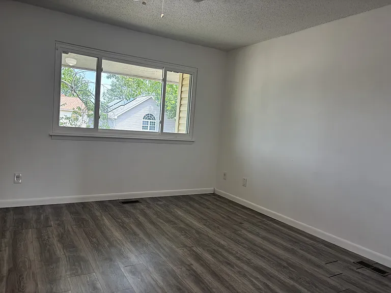 1372 Riverside Dr — Photo 15