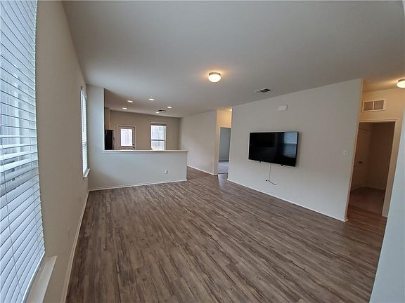 2nd image of 118 Boxwood Dr