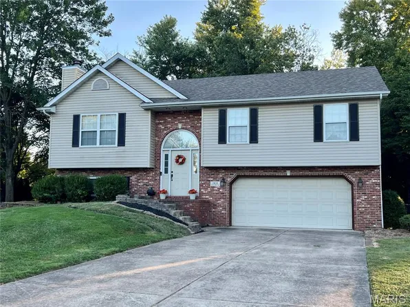 2433 Field Point Dr, Maryville, IL 62062