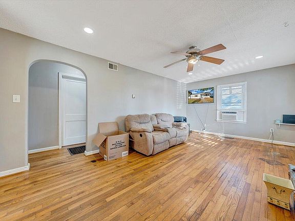 2nd image of 2315 Peach St