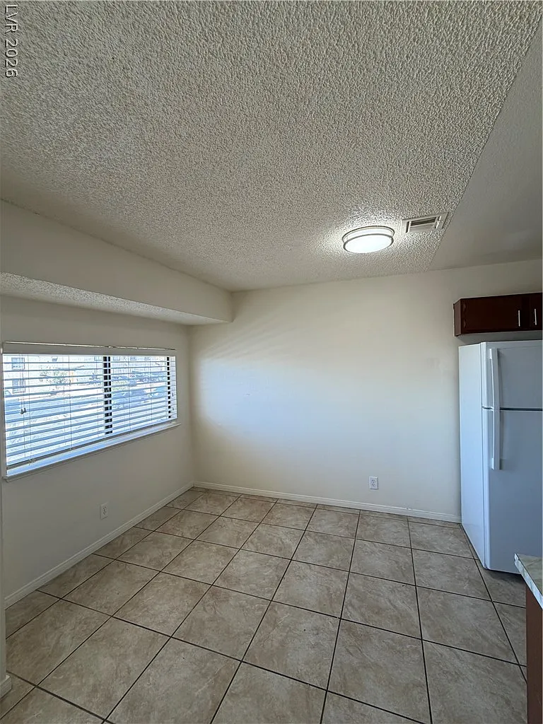 2 bed, 2.0 bath, 4072 sqft, $1,250 — Photo 3