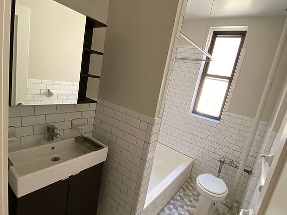 5th image of 4305 44th St APT 4B