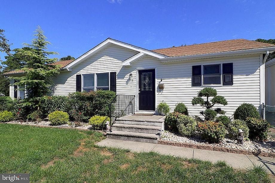1st image of 219 Manapaqua Ave