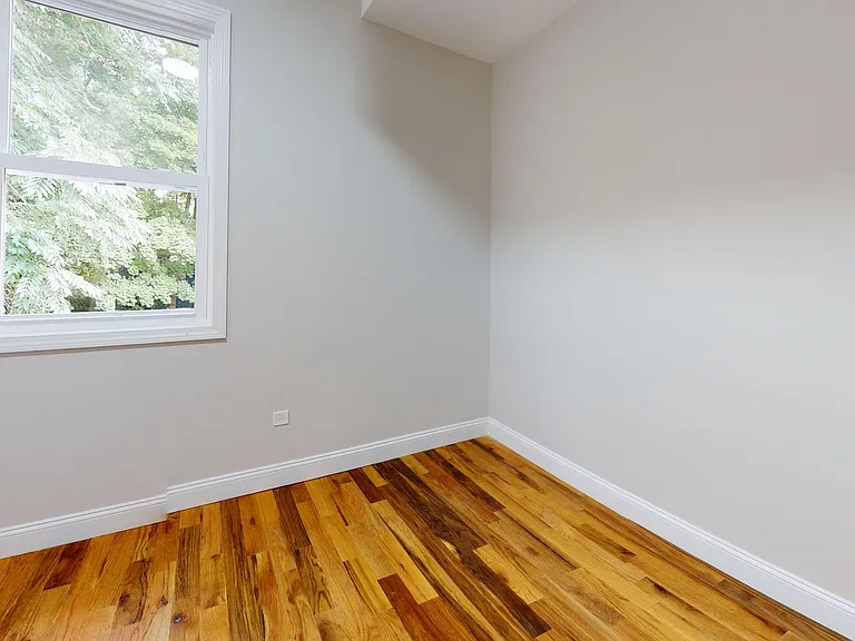 544 Whitney Ave — Photo 6