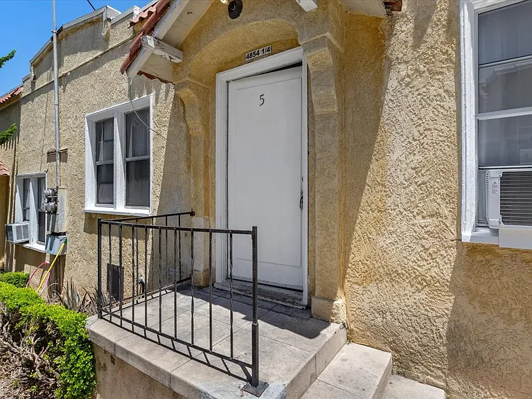 4854 1/4 Mascot St — Photo 2