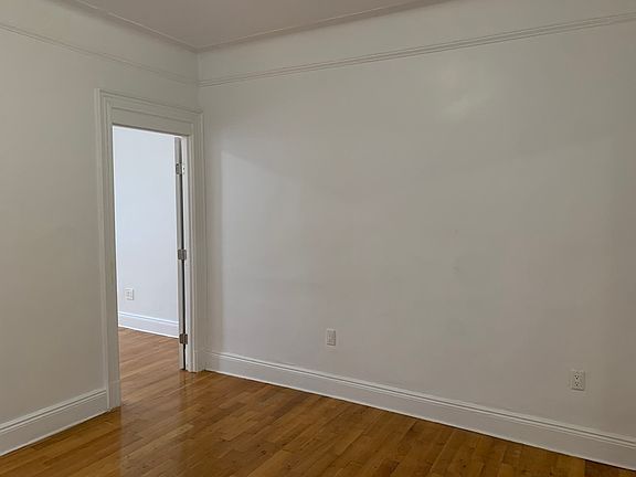 4th image of 10-09 34th Ave #No11