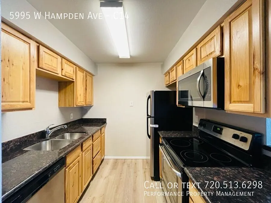 Updated Condo With Modern Finishes And Private Patio - Utilities Included — Photo 3