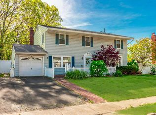 376 Singingwood Dr, Holbrook, NY 11741