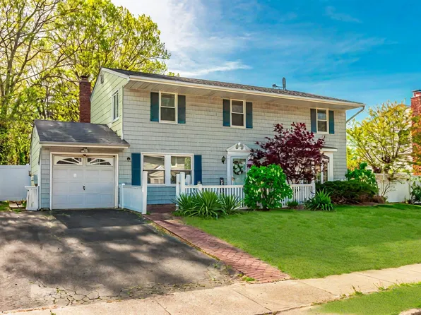 376 Singingwood Drive, Holbrook, NY 11741