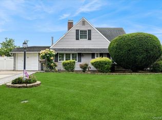 11 Tardy Ln N, Wantagh, NY 11793