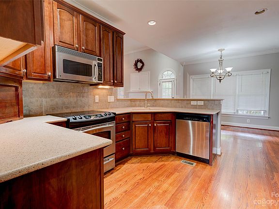 3rd image of 707 Cedar Hill Dr
