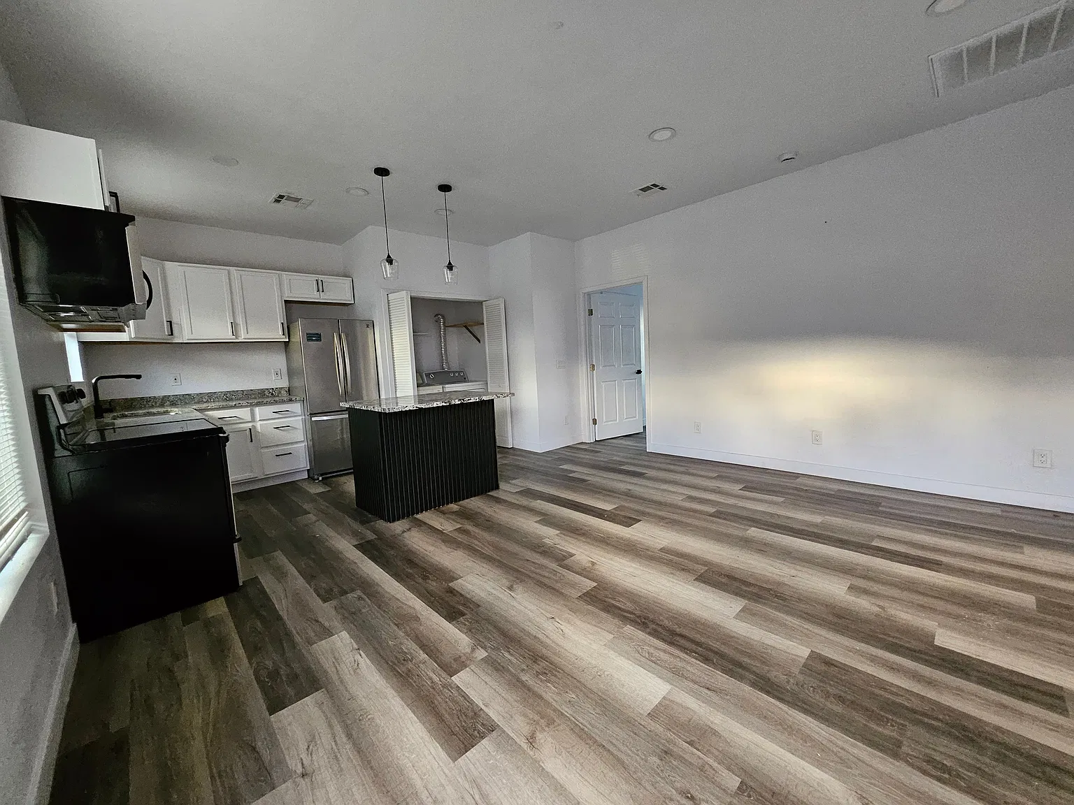 3 bed, 850 sqft, $2,100 — Photo 3