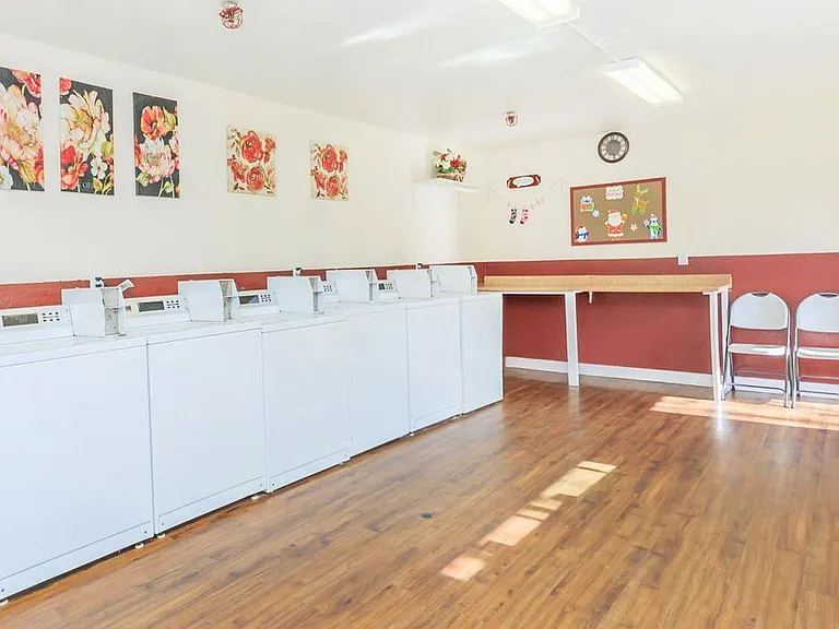 Newport Gardens Apartments — Photo 9