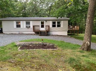 141 Oak Ridge Cir, Hawley, PA 18428