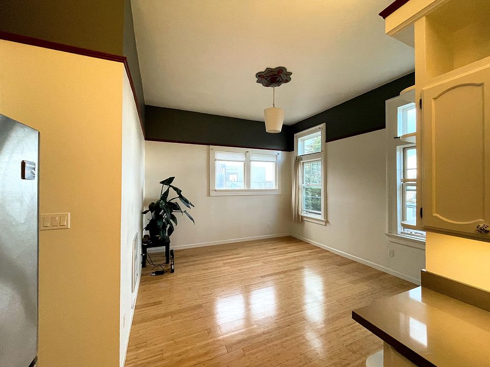 Spacious living room with lots of light all day
