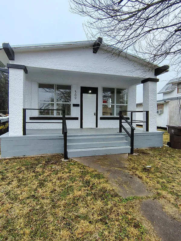 3 bed, 1037 sqft, $1,275 — Photo 1