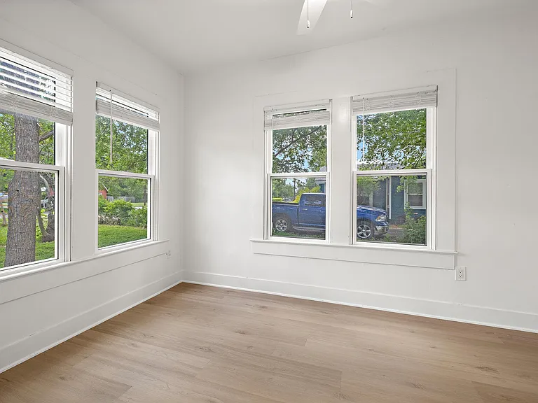 1301 Sloan St — Photo 9