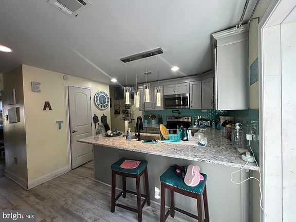 5th image of 2219 Bond Ave