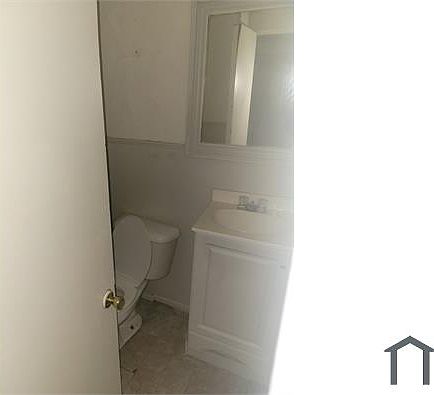 3rd image of 118 S Hinkley Ave