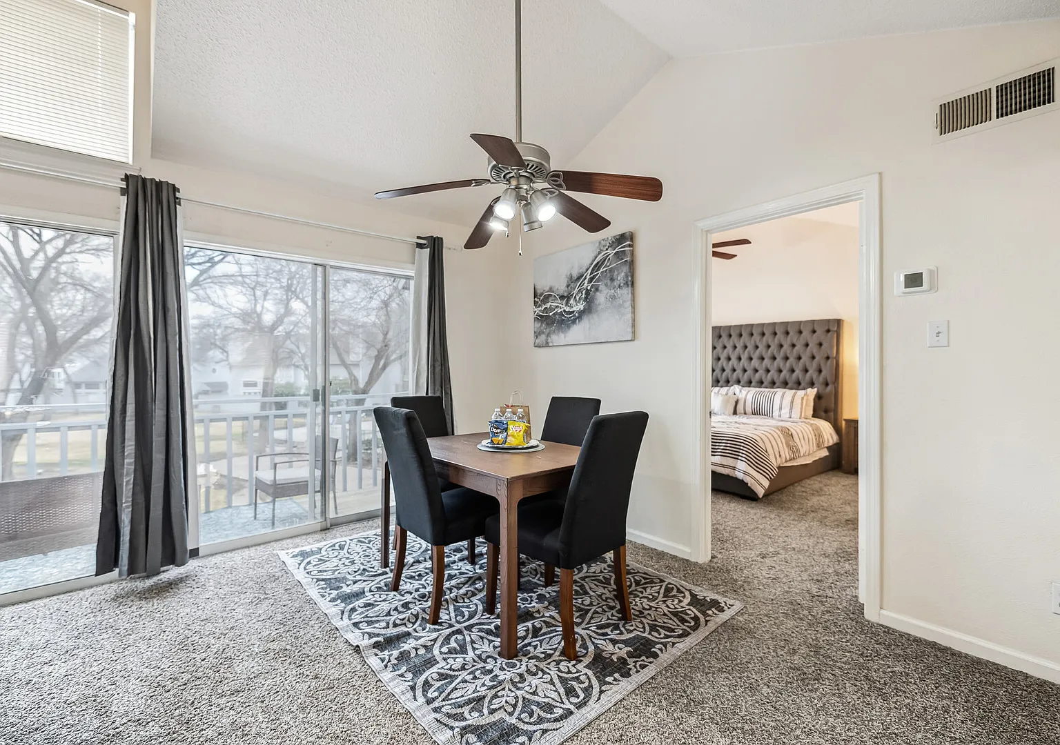 I655 World Cup Stay - 18 min to AT&T - Sleeps 4 - Free Parking — Photo 3
