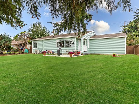 3rd image of 1517 SE Camano Dr