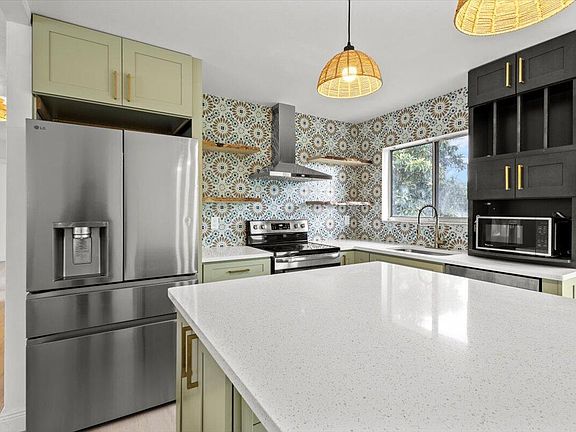 2nd image of 610 SW Old Briar Avenue