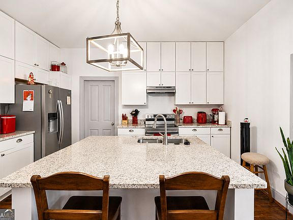 3rd image of 169 W Dykes St